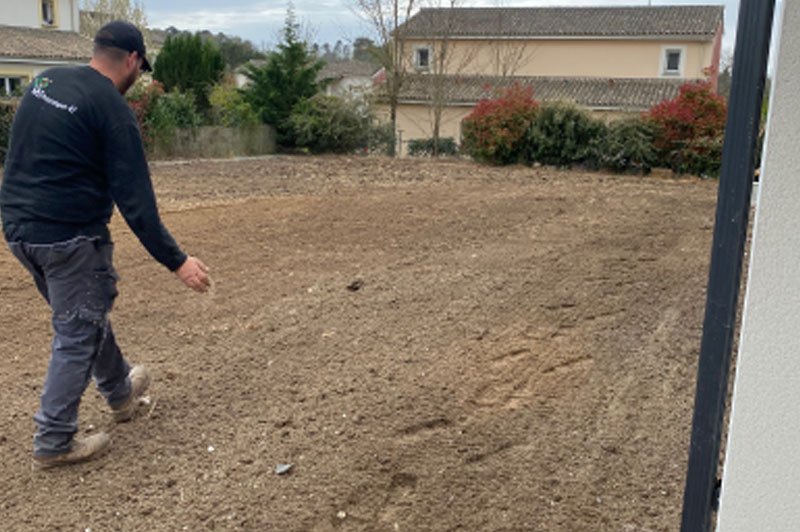 gazon-Nos-prestations---image-1---MT-Paysages-47-Paysagiste-createur-de-parcs-et-jardins-sur-mesure-a-Vares-Lot-et-Garonne-–-Entretien-elagage-pose-de-clotures-et-conception-3D-personnalisee