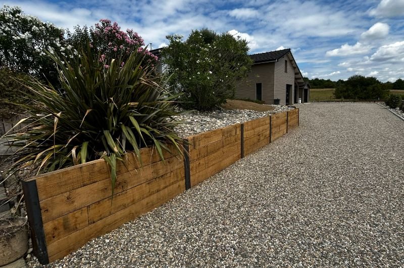 Page Accueil réalisations MT-Paysages-47-Paysagiste-createur-de-parcs-et-jardins-sur-mesure-a-Vares-Lot-et-Garonne-–-Entretien-elagage-pose-de-cloture – 1