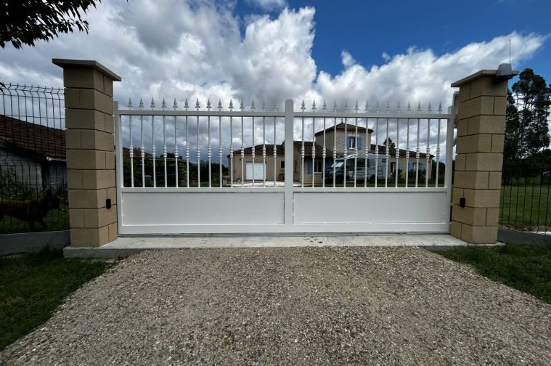 Page Clotures et portrails motorisés MT-Paysages-47-Paysagiste-createur-de-parcs-et-jardins-sur-mesure-a-Vares-Lot-et-Garonne-–-Entretien-el
